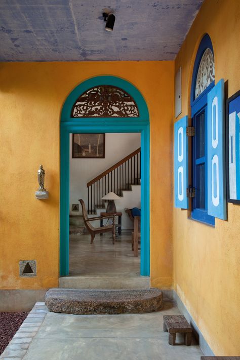 Architect Chelvadurai Anjalendran’s Crooked House makes use of an eye-catching color palette. Srilankan Architecture, Sri Lankan Homes, Sri Lankan House, Sri Lankan Architecture, Vacation House Decor, Sri Lanka House, Tea Room Design, Crooked House, Vacation House