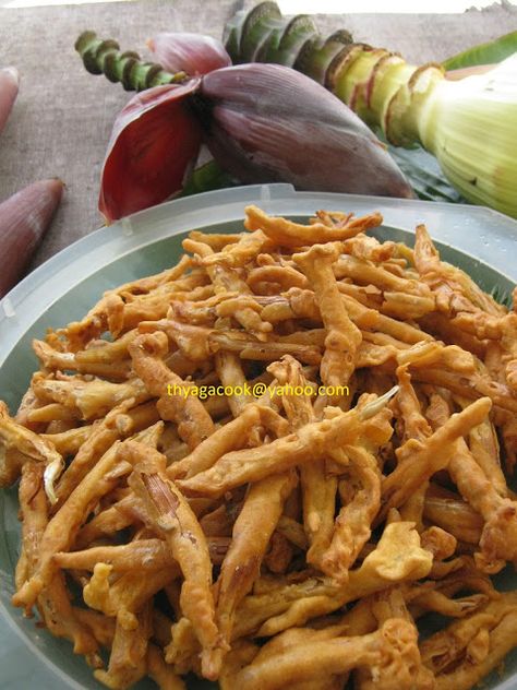 KARI LEAFS ... Malaysian  flavour's: VERY CRISPY FRIED BANANA FLOWERS Cooking Bananas, White Things, Banana Blossom, Banana Flower, Fried Bananas, Dried Bananas, Food Gallery, Exotic Food, Indian Snack Recipes