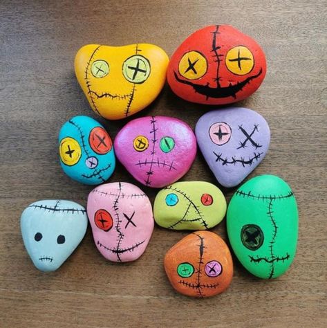 Painting Rocks Ideas Halloween, Beetlejuice Rock Painting, Simple Halloween Rock Painting Ideas, Zombie Painted Rocks, Easy Painted Rocks Ideas, Halloween Painted Rocks Ideas Easy, Halloween Rock Painting Ideas Easy, Halloween Rocks Painted Ideas, Rock Painting Ideas Halloween