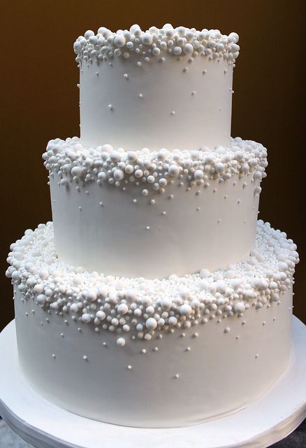 Wedding cake, bridal~ Wedding Cake Simple Elegant, Super Torte, Torte Creative, Bling Cakes, Wedding Cake Pearls, Lantern Wedding, Pearl Cake, White Cakes, Torte Cupcake