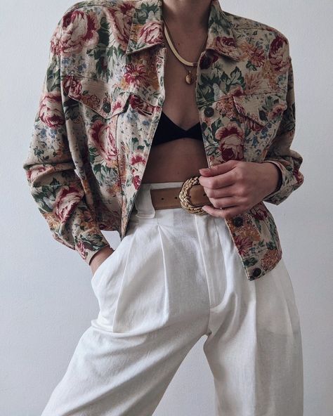 Floral Polo Outfit Women, Bc Dresses, Floral Jacket Outfit, Polo Outfit Women's, Polo Outfit, Airbrush App, Office Chic, Androgynous Fashion, Jacket Outfit