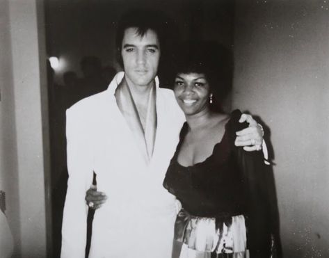 Elvis Presley and Cissy Houston (Whitney Houston’s Mother), 1969 ~ Vintage Everyday Cissy Houston, Mahalia Jackson, Swedish Men, Presidents Wives, Bon Scott, Joining The Military, Soul Singers, Gospel Singer, Brown Eyed Girls