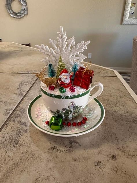 Teacup Christmas Crafts, Tea Cup Christmas Crafts, Christmas Tea Cup Crafts, Tea Cup Crafts Diy, Tea Cup Christmas Decorations, Christmas Teapot Centerpiece, Christmas Tea Cup Decorations, Christmas Tree Decorated With Tea Cups, Tea Cup Crafts