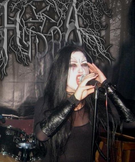 Metal Concert Aesthetic, Amal Core, La Aesthetic, Alternative Subcultures, Metalhead Girl, Rigor Mortis, Black Metal Girl, Black Metal Art, Heavy Metal Fashion