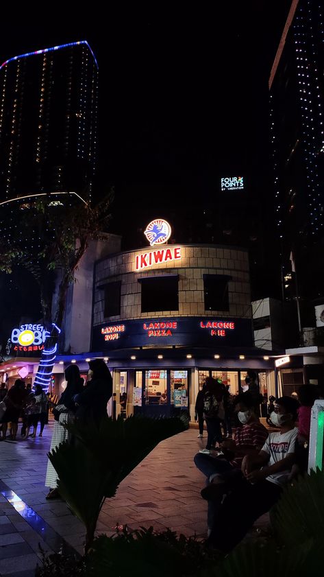 Tunjungan night street #surabaya #tunjungan Jakarta Night Street, Surabaya Vibes, Tunjungan Plaza, Perjalanan Kota, Night Street, Outdoor Aesthetic, Night Vibes, Makassar, Fake Story