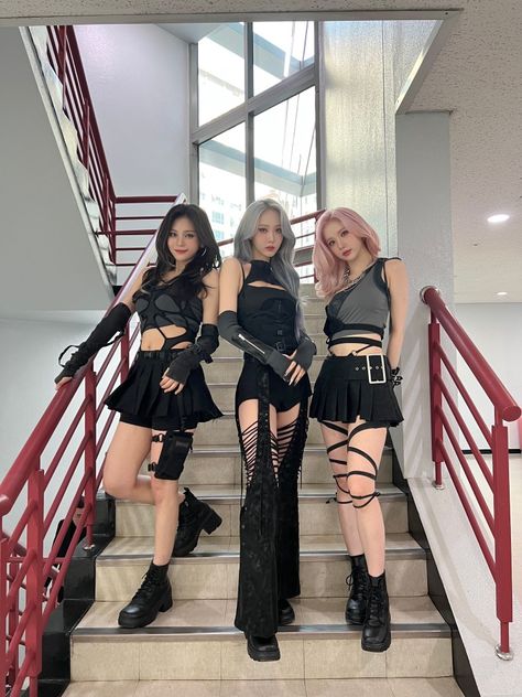 Viviz Maniac Outfit, Edgy Kpop Outfits, Kpop Idol Costume, Kpop Girl Outfits Stage, Kpop Idol Outfits Stage, Aespa Outfits Stage, Kpop Female Idols Outfits, Aespa Stage Outfits, Kpop Concert Fits