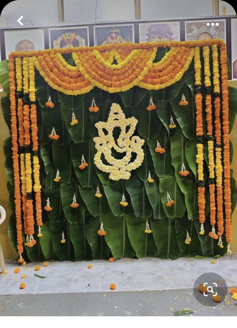 Leaf Backdrop Decoration, Background Decorations For Pooja At Home, Tamil Engagement Decoration, Simple Entrance Decor, Tamil Wedding Decoration, Satyanarayana Pooja Decoration Ideas, Puja Decoration Ideas, Marigold Strings, Ganpati Backdrop