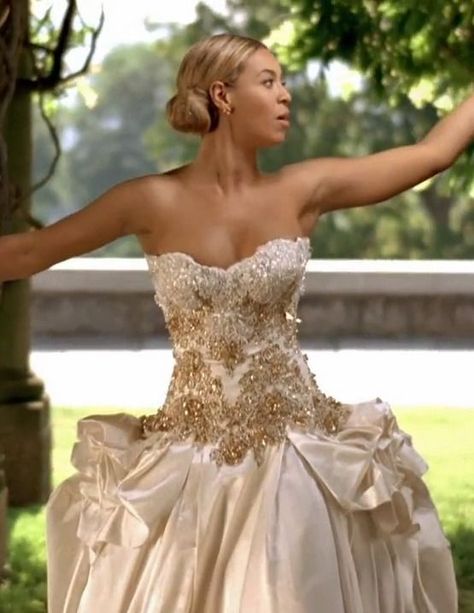 Beyonce Wedding Dress, Beyonce Wedding, Strapless Wedding Dress Hair, Kenzo Design, Celebrity Wedding Photos, Satin Ball Gown, Celebrity Wedding Dresses, Celebrity Wedding, Solange Knowles