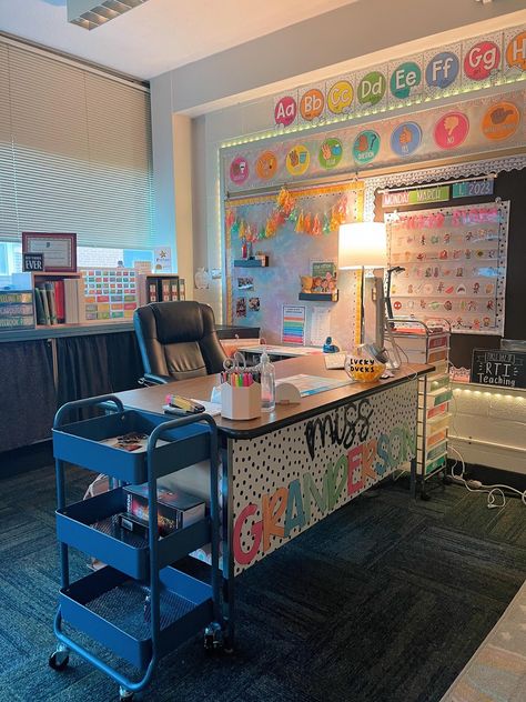 Classroom Student Desk Setup, Teacher Desk And Kidney Table, Classroom Document Camera Setup, Teacher Desks Decorated, Desk Set Up Classroom, Elementary Desk Arrangement, Table Colors Classroom, Teacher Decorations Classroom Setup, Classroom Ideas 1st Grade