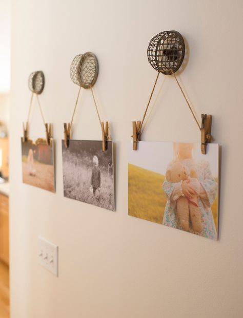 The cutest way to hang family photos! Hanging Family Photos, Don Pollo, Diy Photo Wall, Exposition Photo, Display Family Photos, Photo Deco, Clothes Pin Crafts, Hanging Photos, Flower Frog