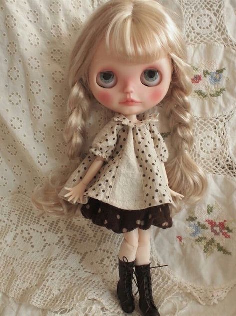 Dolls Photography, Dolls Outfits, Fresh Girls, Blythe Dress, Valley Of The Dolls, Doll Outfits, Living Dolls, Doll Photography, Creepy Dolls