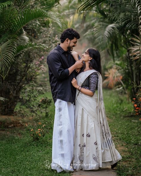 Traditional Kerala Couple Photography, Temple Shoot Kerala, Outdoor Couple Photoshoot Indian Traditional, Traditional South Indian Couple Photoshoot, Pre Wedding Photography Poses Indian, Traditional Temple Couple Photoshoot, Outdoor Traditional Photoshoot, Kerala Traditional Save The Date Photos, Onam Couple Photos