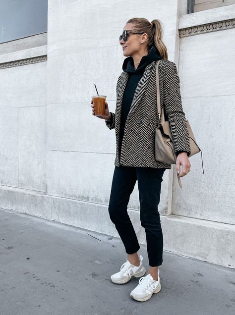 One of my favorite fall style tips? A blazer and a hoodie. There is something impossibly chic about the combo of something so casual and so tailored, I just love it! Blazer Sneakers Outfit, Blazer And Sneakers Outfit, Houndstooth Blazer Outfit, Black Hoodie Outfit, Blazer Sneakers, Hoodie Blazer, Black Sneakers Outfit, Hoody Outfits, Dress And Sneakers Outfit