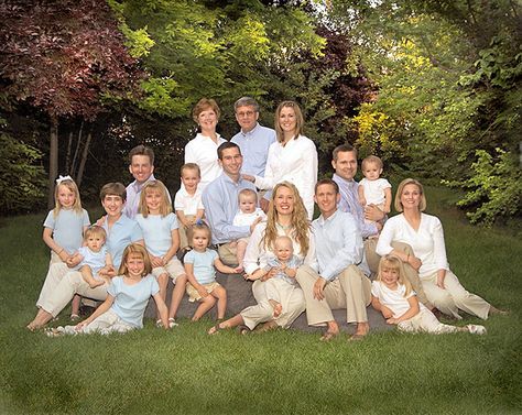 Group Family Pictures, Family Photo Shoot Ideas, Large Family Pictures, Large Family Photo, Large Family Photography, Large Family Portraits, Large Family Poses, Family Photo Colors, Big Family Photos