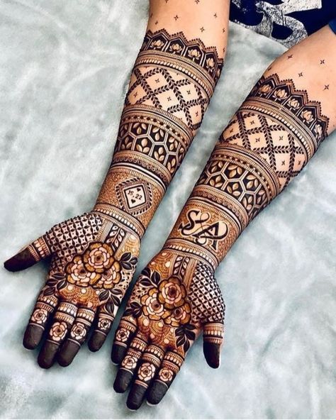 Mehndi Art Designs For Bride, Mendhi Designs Engagement, Bridal Mehndi Design Full Hand, Mehendhi Designs For Engagement, Roka Ceremony Mehendi Designs, Mehandi Designs For Hands For Bride, Bridal Mehandi Design For Engagement, Engagement Henna Designs With Ring, Marriage Mehandi Designs For Bride