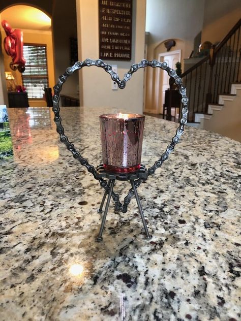 Bicycle Chain heart candle holder! Metalwork Projects, Crafts For Girlfriend, Chain Candle Holder, Welding Gifts, Motorcycle Wedding, Heart Candle Holder, Cool Welding Projects, Welding Ideas, Welding Crafts