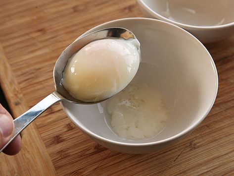 With the arrival of a couple of inexpensive home circulator solutions, the time is ripe for home cooks to get in on the sous-vide egg action. Today we're going to talk about the ins and outs of cooking eggs in the shell in a water bath. Sous Vide Poached Eggs, Poched Eggs, Sous Vide Eggs, Water Bath Cooking, Peeling Boiled Eggs, Soft Poached Eggs, Poached Egg Recipe, Cooking Fever, Cooking Eggs