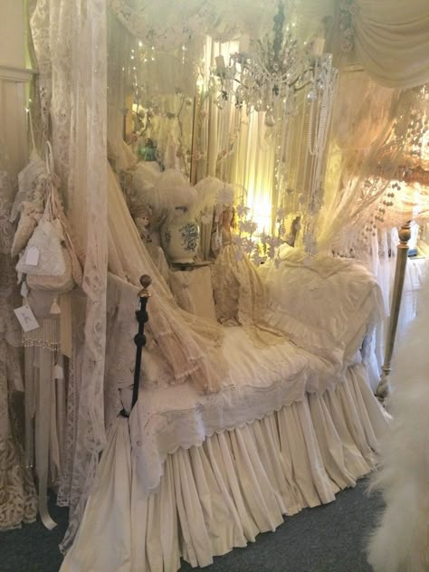 Rosemary Cathcart Antique Lace and Vintage Fashion Lace Bedroom, Rustic Italian Decor, Terrence Loves You, Vintage Shabby Chic Decor, Italian Decor, Shabby Chic Bedrooms, Pretty Room, Dreamy Room, Vintage Room