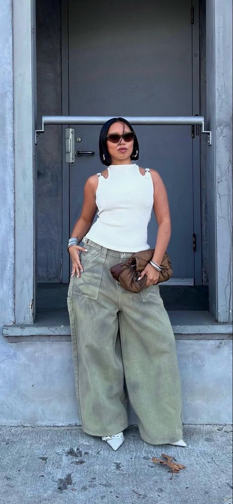 Blouse And Maxi Skirt Outfit, Spring 2024 Streetwear, Midsize Fashion 2024, Streetwear Work Outfit, Cool Tone Outfits, Dressy Streetwear, Chic Streetwear, Looks Black, Bold Style