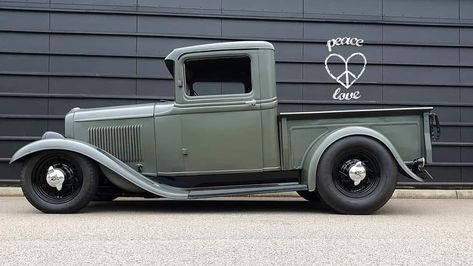 32 Ford Roadster, Hot Rod Pickup, Vintage Pickup Trucks, Ford Roadster, 32 Ford, Custom Muscle Cars, Classic Pickup Trucks, Hot Rod Trucks, Classic Truck