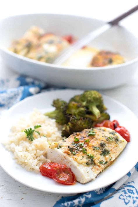 Lemon Garlic Fish, Halibut Recipes Baked, Baked Halibut, Halibut Recipe, Garlic Baked, Rice Broccoli, Keto Fish, Cauliflower Risotto, Halibut Recipes