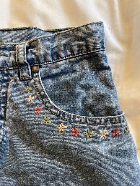 Embroidered Flowers On Clothes, Jeans Embroidery Flower, Jean Pants Embroidery Ideas, Flower Jean Embroidery, Embroidery Flowers On Clothes, How To Sew A Flower On Jeans, Cute Jean Embroidery Ideas, Jean Flower Embroidery, Jeans With Flowers Embroidery