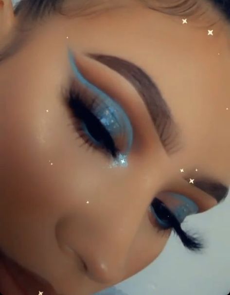 Makeup Looks Blue And Purple, Blue Eyeshowdow Looks, Chrome Flakes Makeup, Blue Birthday Makeup, Sky Blue Makeup Look, Baby Blue Makeup Looks, Baby Blue Makeup, Blue Glam Makeup, Makeup Looks Blue