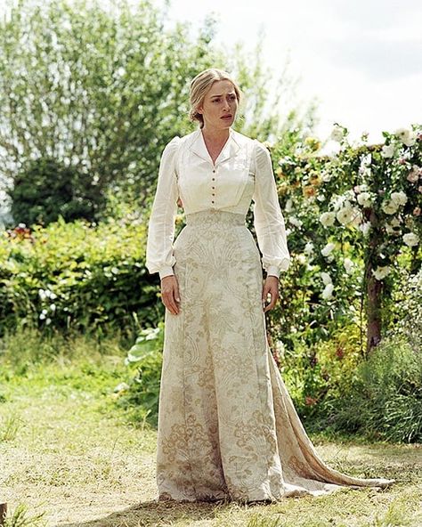 Finding Neverland (2004) Kate Winslet as Sylvia Llewelyn Davies . Costume Design: Alexandra Byrne Finding Neverland, Old Dresses, Costume Drama, Beltane, Vestidos Vintage, Edwardian Fashion, Kate Winslet, Historical Costume, Historical Dresses