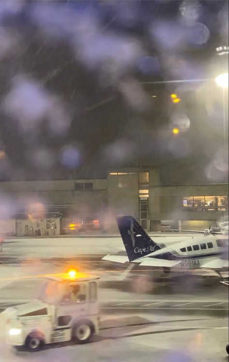 Airport Christmas Aesthetic, Airport Winter Aesthetic, Winter Airport Aesthetic, Airport Aesthetic Winter, Snowy Airport, Christmas Airport, Airport Christmas, Travel Aesthetic Airplane, Charli Christmas