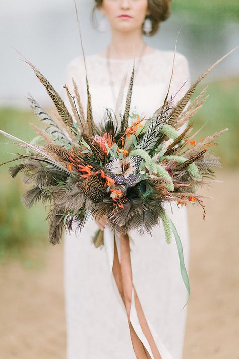 Bouquet With Feathers, Feather Wedding Decorations, Feather Bouquet, Autumn Bridal, Boho Wedding Bouquet, Bridal Bouquet Fall, Autumn Bride, Feather Wedding, Pampas Gras