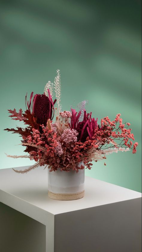 Dry Flower, Table Display, Dried Flower Arrangements, Tulips Flowers, How To Preserve Flowers, Ikebana, Flower Arrangement, Flower Power, Dried Flowers