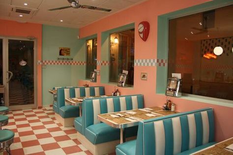 Diner Aesthetic, 1990 Style, 50s Diner, Vintage Diner, Retro Cafe, Cafe Shop Design, Retro Diner, American Diner, Images Esthétiques