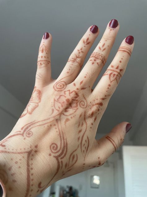 Pomegranate Hand Tattoo, Hand Tattoos Henna, Aesthetic Henna Designs, Face Henna, Henna Fingers, Cool Henna, Henna Doodle, Cute Henna Designs, Cute Henna Tattoos