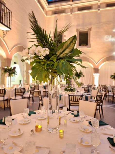 White Gold And Greenery Wedding, Chic Wedding Table Decor, Gold And Greenery Wedding, Tropical Chic Wedding, Gala Centerpieces, Chic Wedding Table, Wedding In Puerto Rico, Tropical Wedding Theme, Tropical Glam