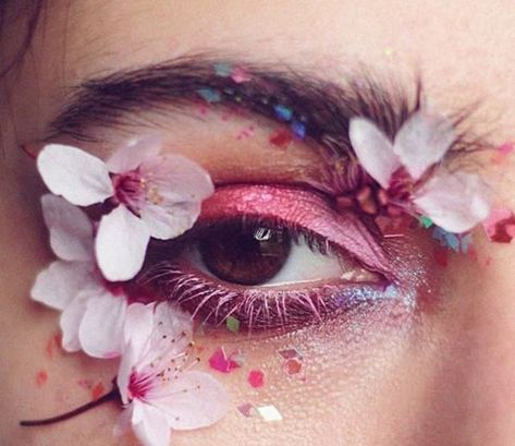 Faerie Makeup, Floral Editorial, Music Video Makeup, Artistic Portrait Photography, Stage Ideas, Flower Makeup, Beauty Flowers, Theatrical Makeup, Beauty Photoshoot