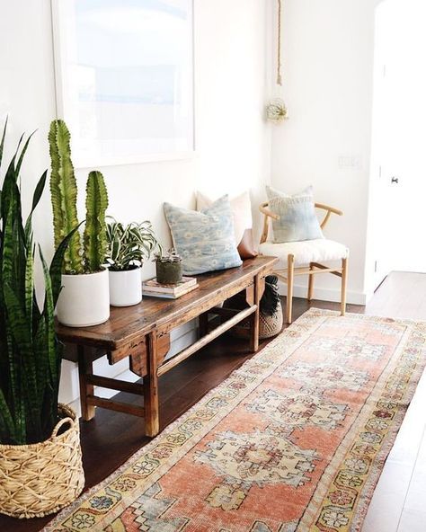 Fancy a vintage rug? Farmhouse Bench Decor, Bench Decor Ideas, Boho Chic Entryway, Ingangs Decor, Southwest Modern, Minimalist Dekor, Luxury Boho, Tanaman Indoor, Entry Ideas