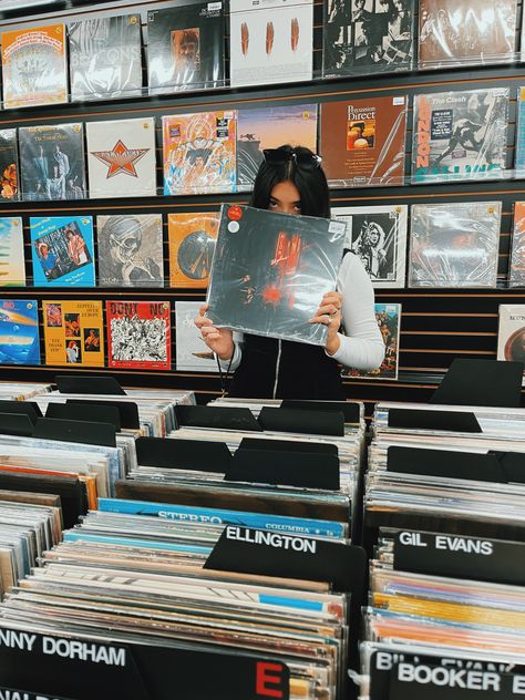 Music Shop Photoshoot, Record Store Instagram Pictures, Record Store Photos, Vinyl Shop Aesthetic, Vinyl Photoshoot, Record Store Photoshoot, Fall Astethic, Vinyl Shopping, Home Music Rooms