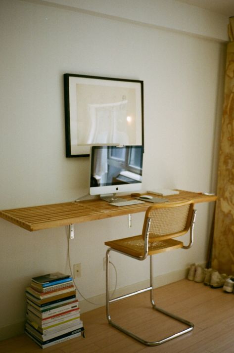 Desk Room Inspiration, Desk Studio Apartment, Corner Office Space In Bedroom, Desk Interior Design, Bedroom With Desk, Desk In Bedroom, Desk Apartment, Starter Apartment, Diy Desk Ideas