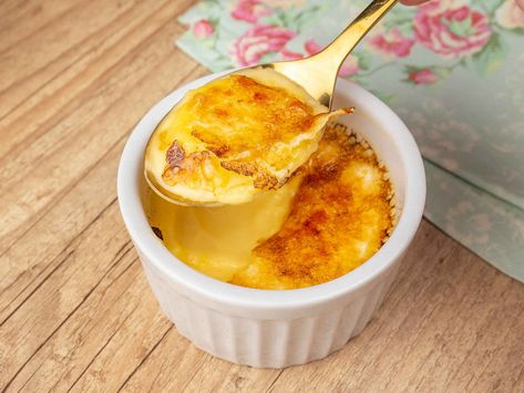 Crème Brûlée Creme Brulee Recept, Creme Brulee Desserts, Creme Brulee Recipe, Brulee Recipe, Baked Custard, Popular Desserts, Microwave Recipes, Date Dinner, Perfect Desserts