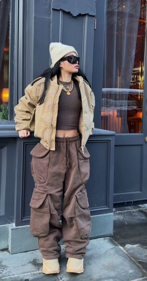 Brown Cargos Outfits, Winter Street Wear Outfits, Nylon Pants Outfit, Brown Streetwear Outfit, Cargo Pants Winter Outfit, Monochrome Outfit Aesthetic, Baddie Streetwear Outfits, Cold Weather Fits, Cargo Pants Outfit Street Style