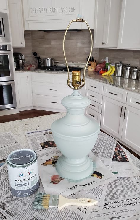 How to Paint Brass Lamps Using Chalk Paint - The Happy Farmhouse How To Paint Brass Lamps, Painted Brass Lamps, Brass Lamp Makeover, Painted Lamp Base, Paint Lamps, Refurbished Lamps, Spray Paint Lamps, Upcycle Lamp, Light Fixture Makeover