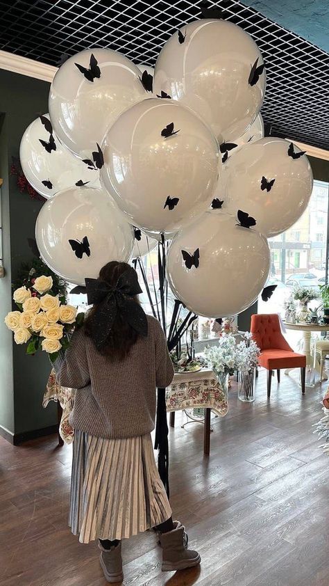 Aesthetic Balloon Decorations, Luxury Birthday Party Aesthetic, Outdoor Balloon Decorations, Big Balloons Birthday, Cute Balloons, Butterfly Balloon, Deco Ballon, Butterfly Balloons, Cute Birthday Ideas