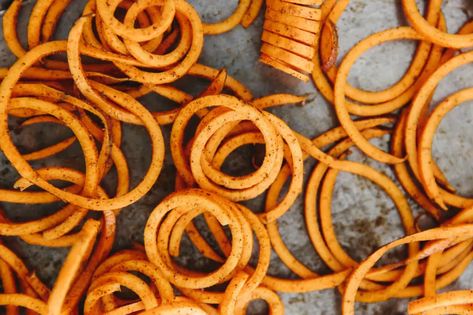 Spiralized Sweet Potato Fries, Spiralizer Recipes Healthy, Slow Cooker Applesauce, Potatoe Recipes, Spiralized Sweet Potato, Zucchini Bites, Potatoes In Oven, Stuffed Peppers Turkey, Thanksgiving Food Sides