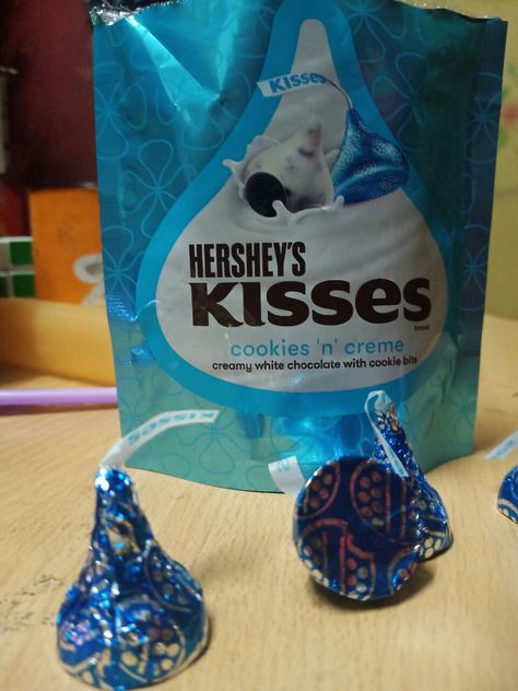 Kisses Chocolate Snap Ideas, Chocolate Snap, Hersheys Kisses, Chocolate Tumblr, Blurred Aesthetic, Hershey Kisses Chocolate, Streak Ideas, Girl Mirror, Mirror Shot