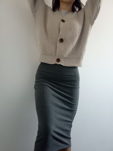 Grey Knit Midi Skirt Outfit, Midi Grey Skirt Outfit, Grey Midi Skirt Outfit Winter, Long Grey Skirt Outfit Winter, Gray Midi Skirt Outfit, Grey Knit Skirt Outfit, Dark Grey Skirt Outfit, Grey Midi Skirt Outfit, Grey Midi Dress Outfit