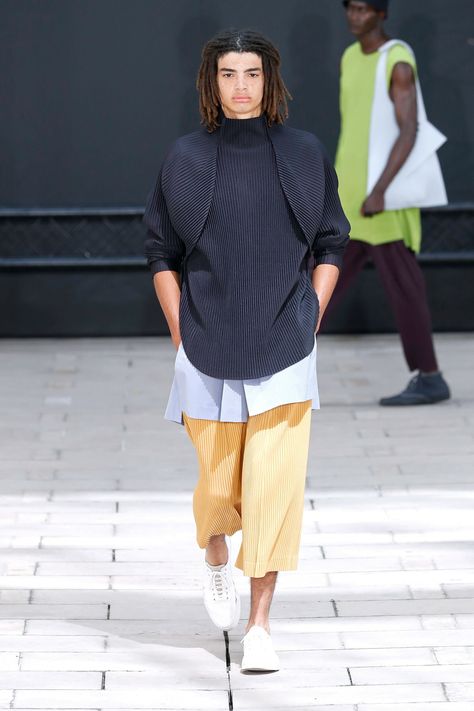 Issey Miyake Menswear, Spring Summer 2023 Fashion, Spring Summer 2023, Man Style, 2023 Fashion, Issey Miyake, Summer 2023, Large Fashion, Fashion Show