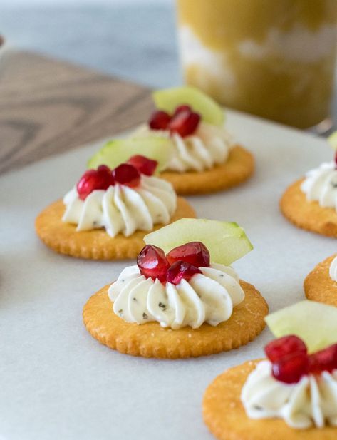 Ritz Cracker Appetizers, Cracker Appetizers, Crackers Appetizers, Cracker Toppings, Pizza Grilled Cheese, Party Crackers, Ritz Cracker, Appetizers For Kids, Cream Cheese Topping