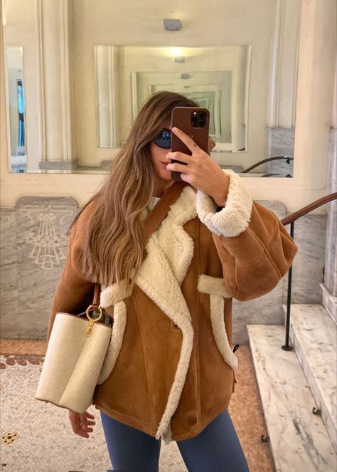 Winter Coat Outfits, Shearling Jacket Women, Sheepskin Jacket, Cold Weather Fashion, Sporty Outfits, Dressy Outfits, Mode Inspiration, Winter Fashion Outfits, Womens Fashion Trends