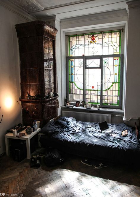 The Beauty and Charm of Old Apartments in St Petersburg Dark Academia Room Decor Bedroom, Dark Academia Apartment, Dark Academia Aesthetic Bedroom, Dark Academia Room Aesthetic, Dark Academia Room Ideas, Dark Academia Room Decor, Dark Academia Room, Academia Room, Old Apartments