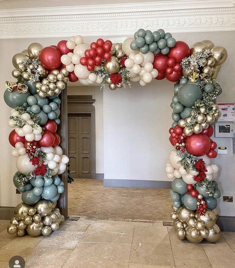 Christmas Grotto Ideas, Christmas Entrance, Christmas Balloon Decorations, Balloon Tower, Holiday Balloons, Entrance Decoration, Balloon Garland Diy, House Of Balloons, Christmas Shower